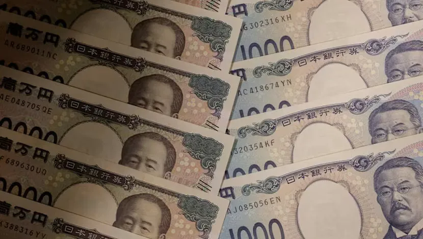 Financial screens displaying Japanese government bond yields